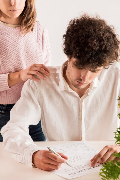 Foto gratuita hombre leyendo decreto de divorcio