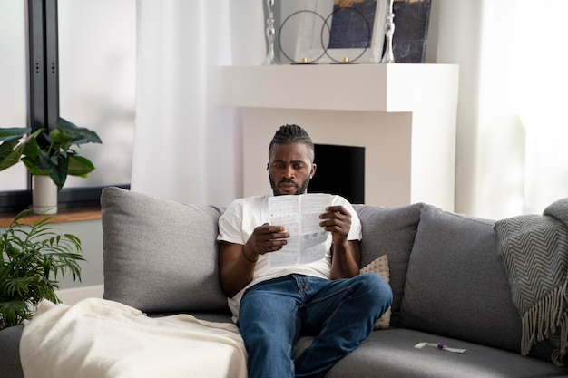 Hombre leyendo las instrucciones para una prueba de covid en casa