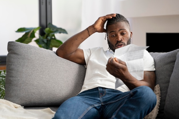 Hombre leyendo las instrucciones para una prueba de covid en casa