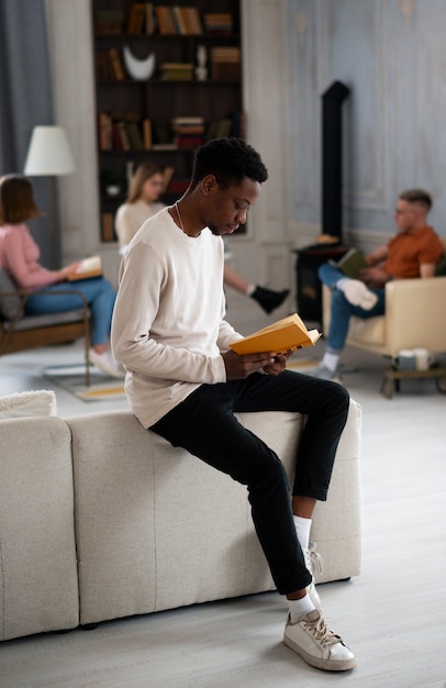 Hombre leyendo un libro en el club de lectura o biblioteca