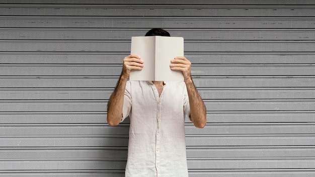 Hombre leyendo un libro interesante