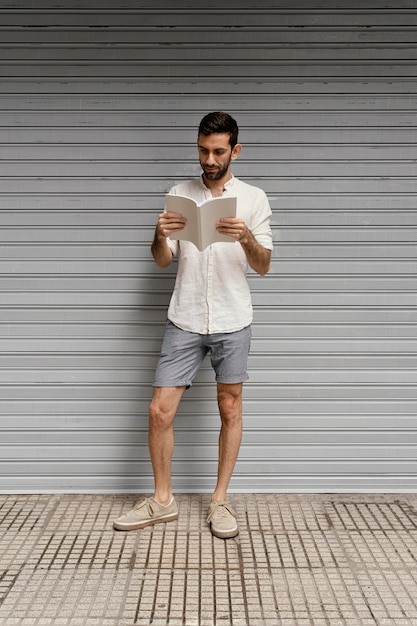 Hombre leyendo un libro interesante