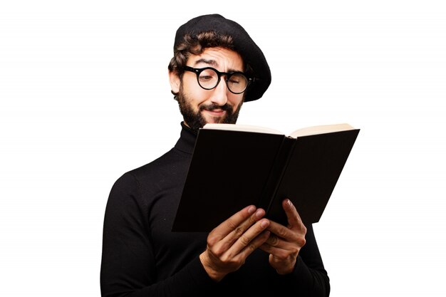 Hombre leyendo un libro negro