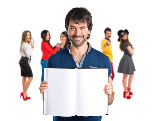 Hombre leyendo un libro sobre fondo blanco