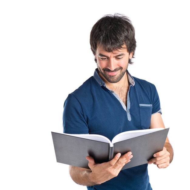 Hombre leyendo un libro sobre fondo blanco