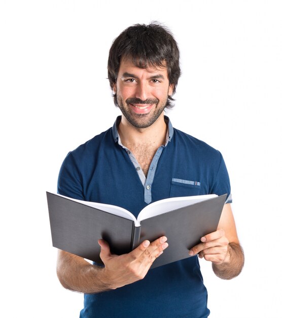 Hombre leyendo un libro sobre fondo blanco