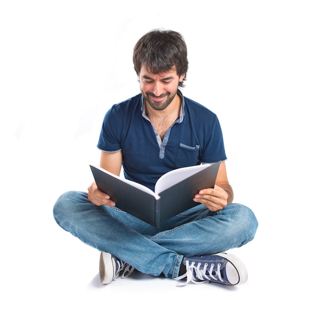 Hombre leyendo un libro sobre fondo blanco
