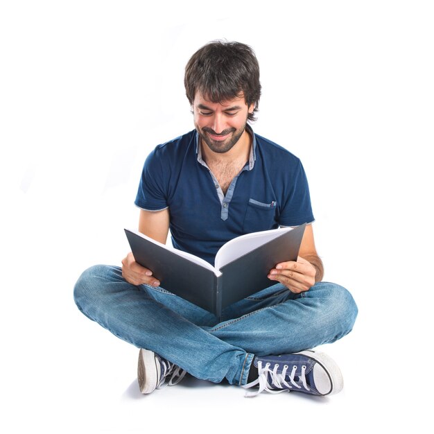 Hombre leyendo un libro sobre fondo blanco