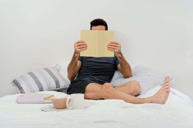 Hombre leyendo un libro solo