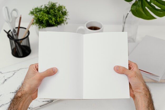 Hombre leyendo un libro solo