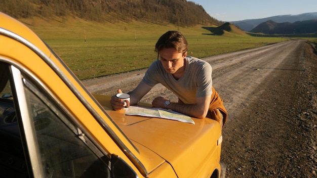 Foto gratuita hombre leyendo un mapa de tiro medio