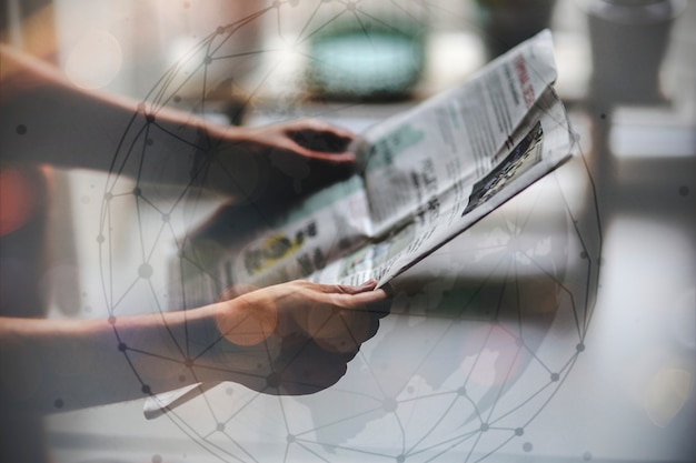 Foto gratuita hombre leyendo periódico