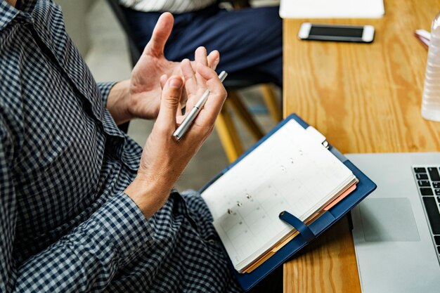 Hombre leyendo de su agenda