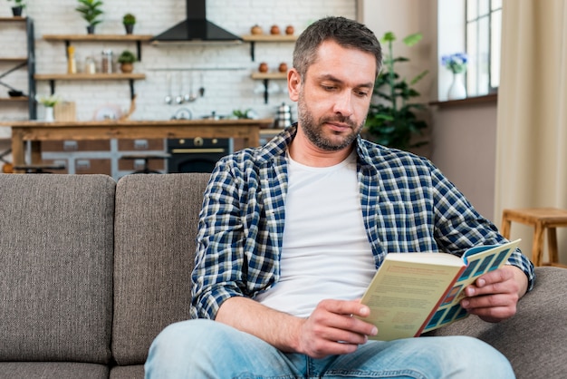 Hombre leyendo