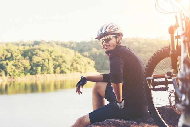 el hombre la libertad de bicicleta de montaña puesta de sol deportista
