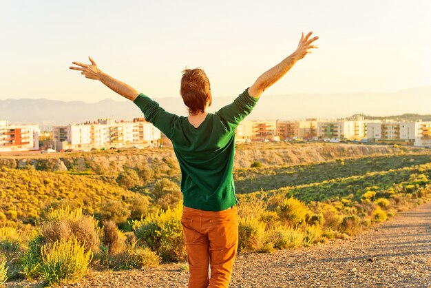 Hombre libre al aire libre