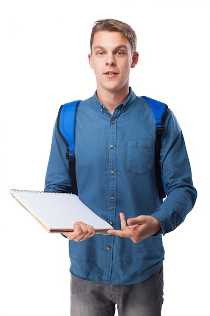 Hombre con una libreta en blanco