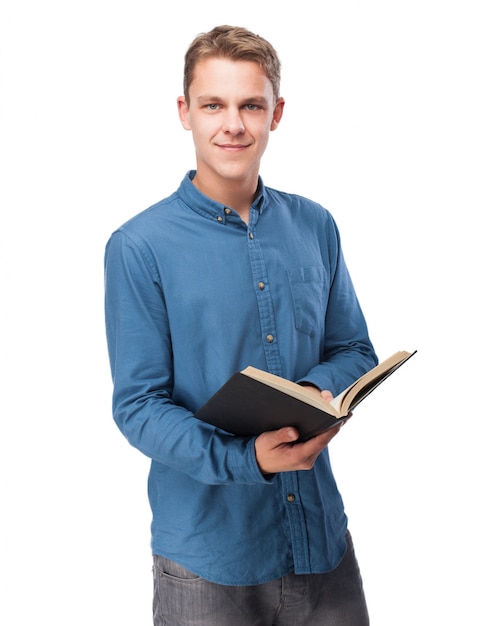 Hombre con un libro abierto en las manos