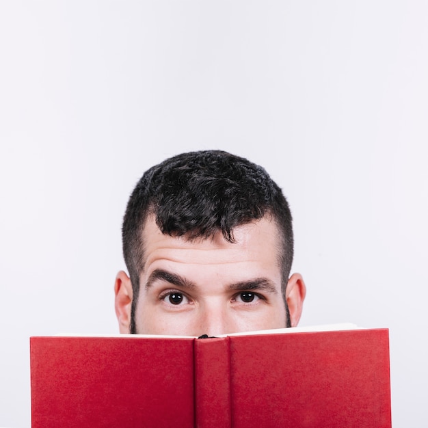 Hombre con libro levantando la ceja