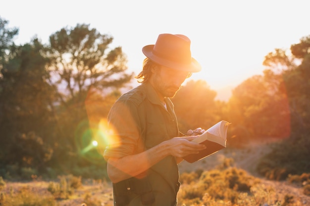 Hombre con libro en la naturaleza