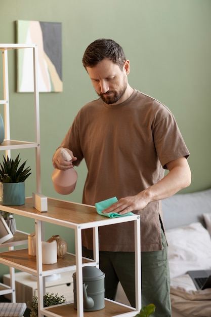 Hombre limpiando la habitación