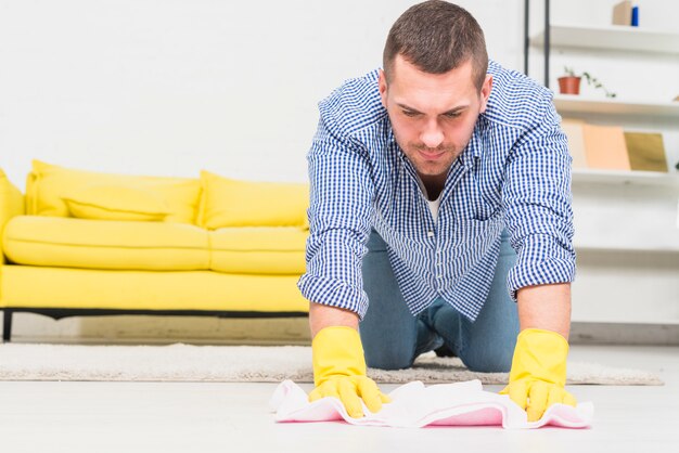 Hombre limpiando su casa