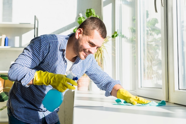 Foto gratuita hombre limpiando su casa