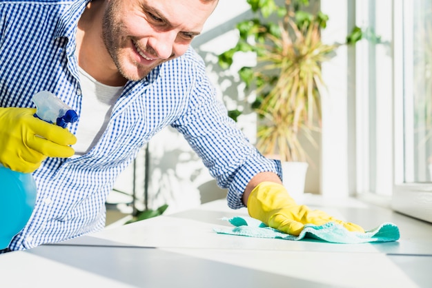 Foto gratuita hombre limpiando su casa