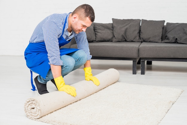 Foto gratuita hombre limpiando su casa