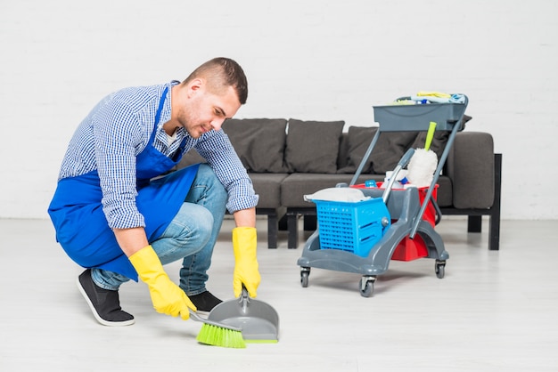 Foto gratuita hombre limpiando su casa