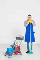 Foto gratuita hombre limpiando su casa