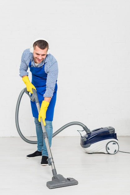 Foto gratuita hombre limpiando su casa