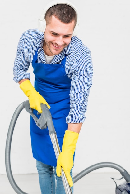 Foto gratuita hombre limpiando su casa