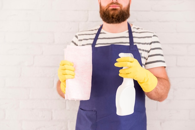 Foto gratuita hombre limpiando su casa