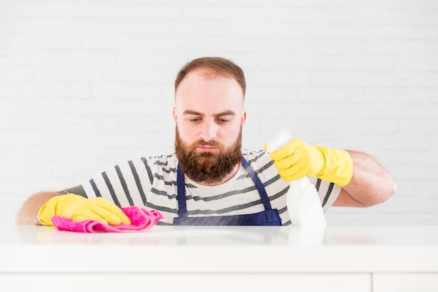 Foto gratuita hombre limpiando su casa