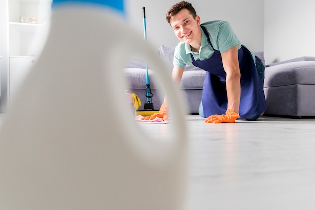 Foto gratuita hombre limpiando su casa