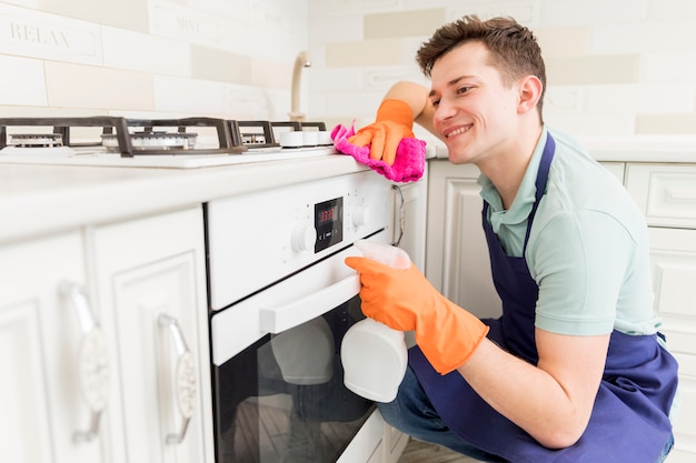 Hombre limpiando su casa