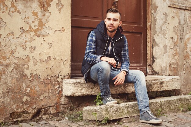 Hombre lindo al aire libre