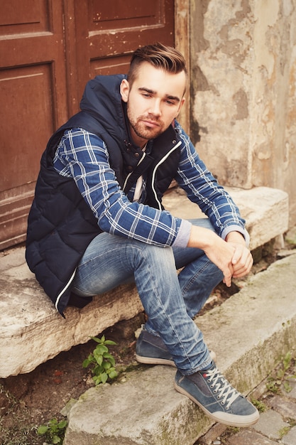 Hombre lindo al aire libre