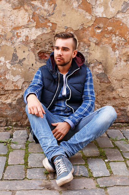 Hombre lindo al aire libre