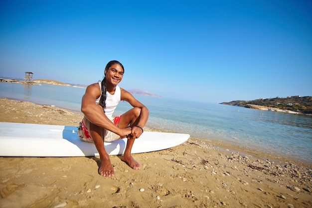 Hombre listo para aprender a hacer surf