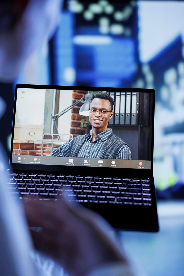 Foto gratuito hombre llama por video a su compañero de trabajo de cerca