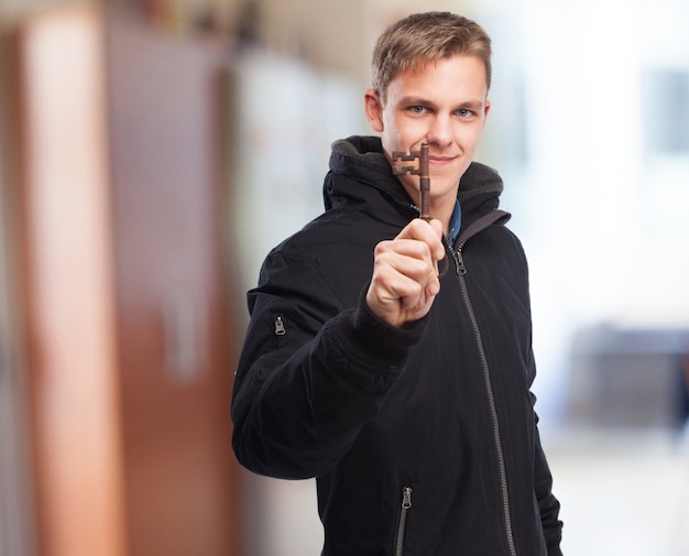 Foto gratuita hombre con una llave antigua