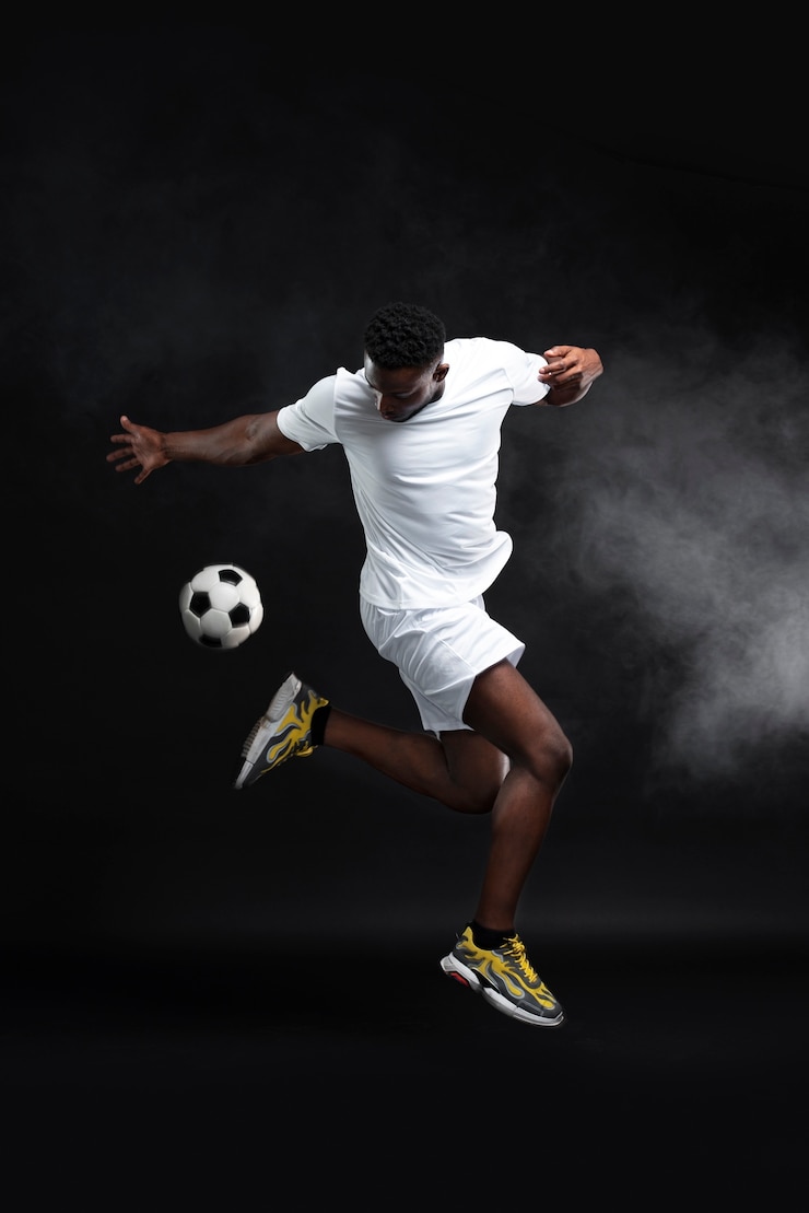 Foto gratuito hombre lleno jugando al fútbol