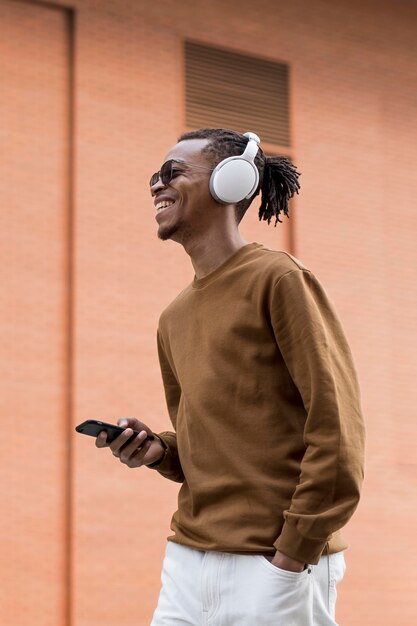 Hombre, llevando, auriculares, aire libre