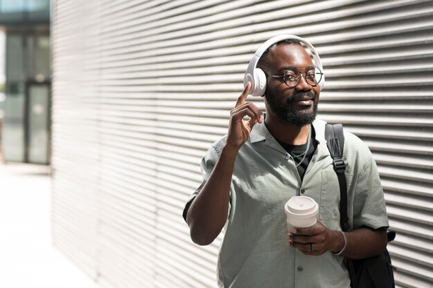 Hombre, llevando, auriculares, plano medio