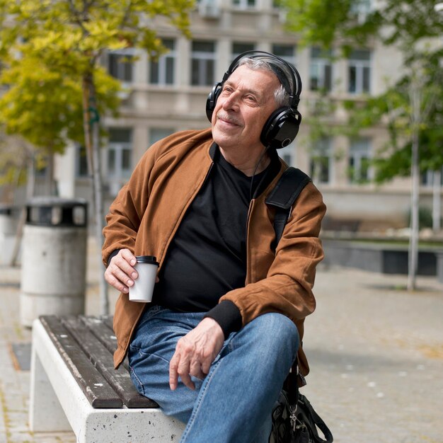 Hombre, llevando, auriculares, plano de tiro