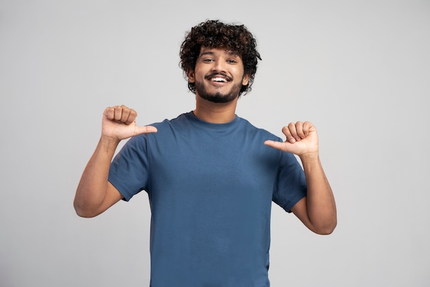 hombre, llevando, camiseta, el gesticular