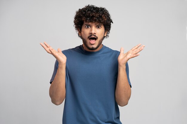 hombre, llevando, camiseta, el gesticular