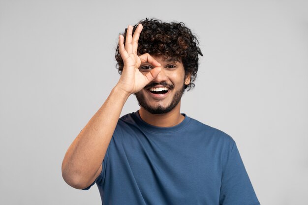 hombre, llevando, camiseta, el gesticular